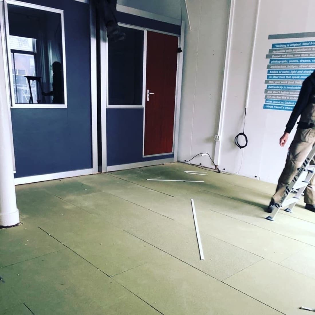 Het lestheater in Leiden tijdens de bouw, met de booths en een ladder tegen de muur
