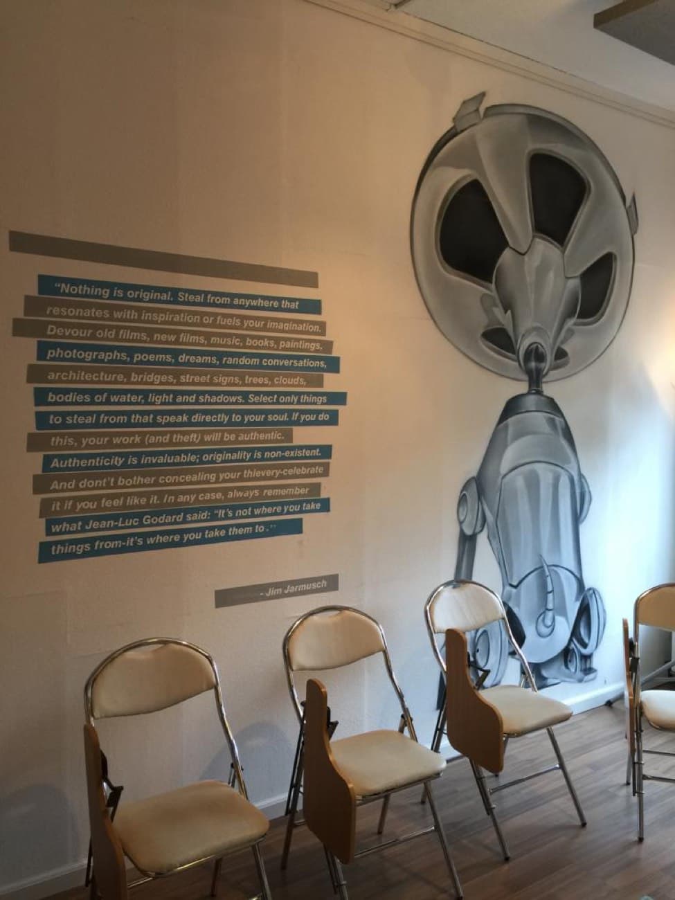 Het lestheater in Leiden met de quote van Jim Jarmusch op de muur en klapstoeltjes
